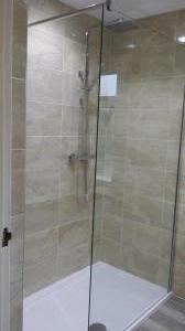 Walk in shower cubicle